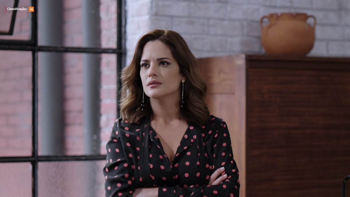 Marcela coloca Betty contra a parece após desconfiar de sua índole (Reprodução: Netflix)