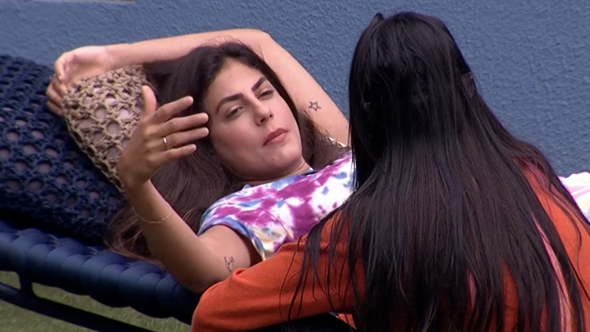 Mari e Flayslane conversam na área externa do BBB20