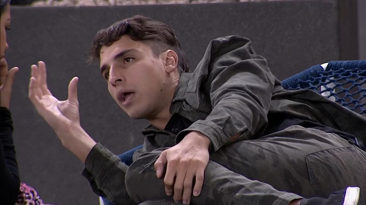 Prior conversa com Flayslane na área externa no BBB20