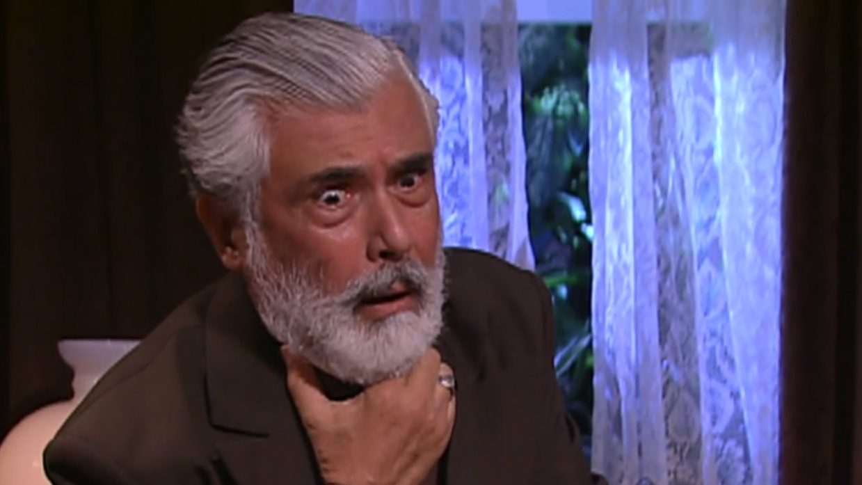Coronel Sebastião (Paulo Figueiredo) sendo envenenado em A Escrava Isaura