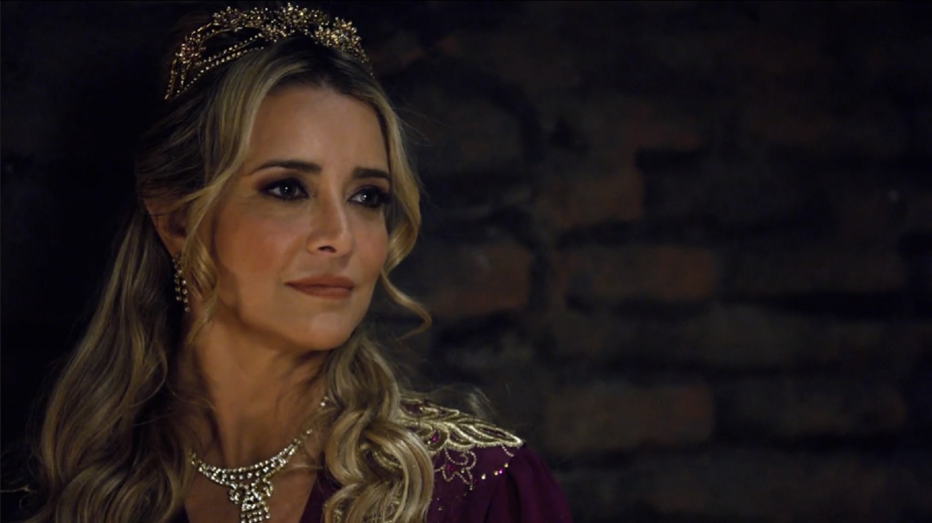 Sammu-Ramat (Christine Fernandes) em O Rico e Lázaro