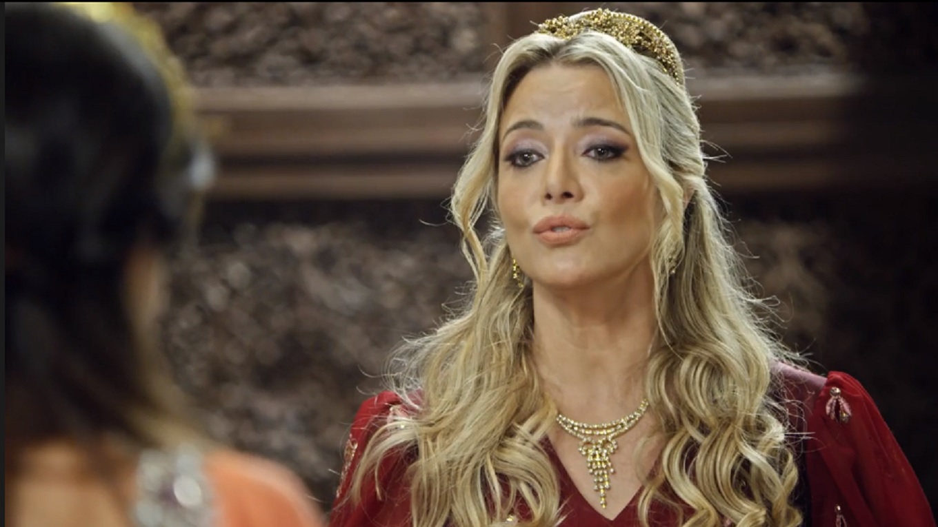 Sammu-Ramat (Christine Fernandes) em O Rico e Lázaro