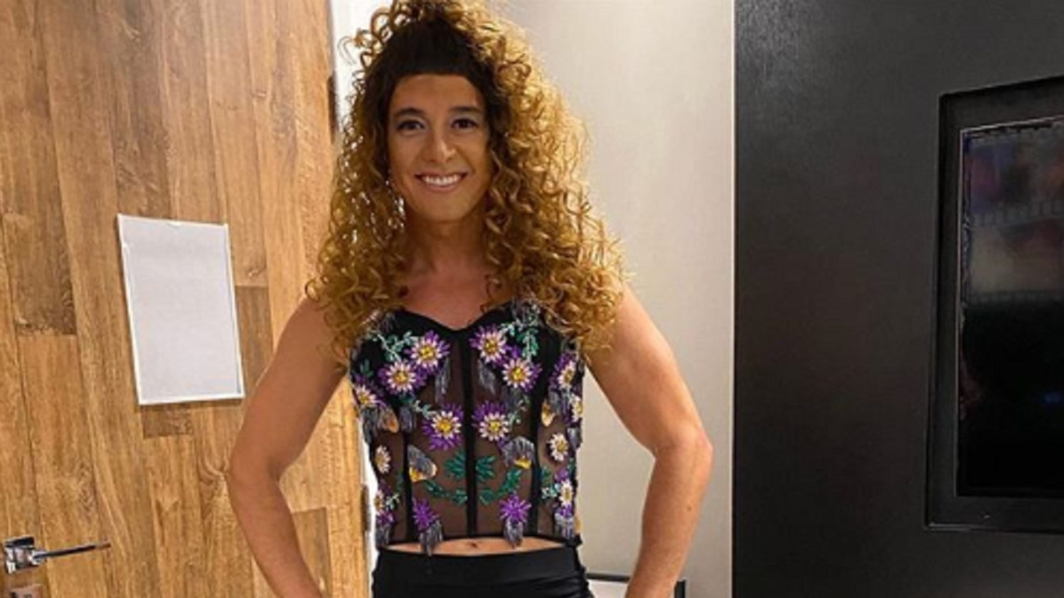 Rodrigo Faro imita Anitta no Dança Gatinho