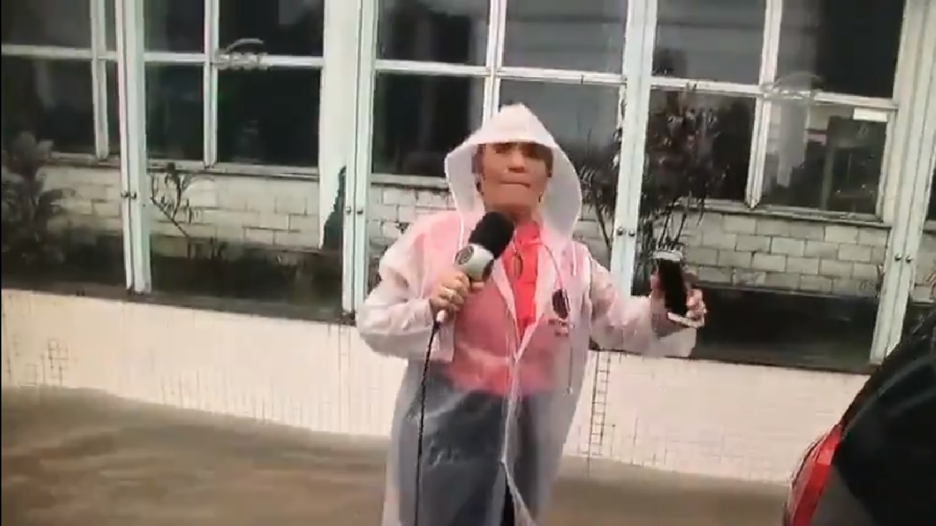Célia Pinho durante link sobre enchente na Record TV Pará