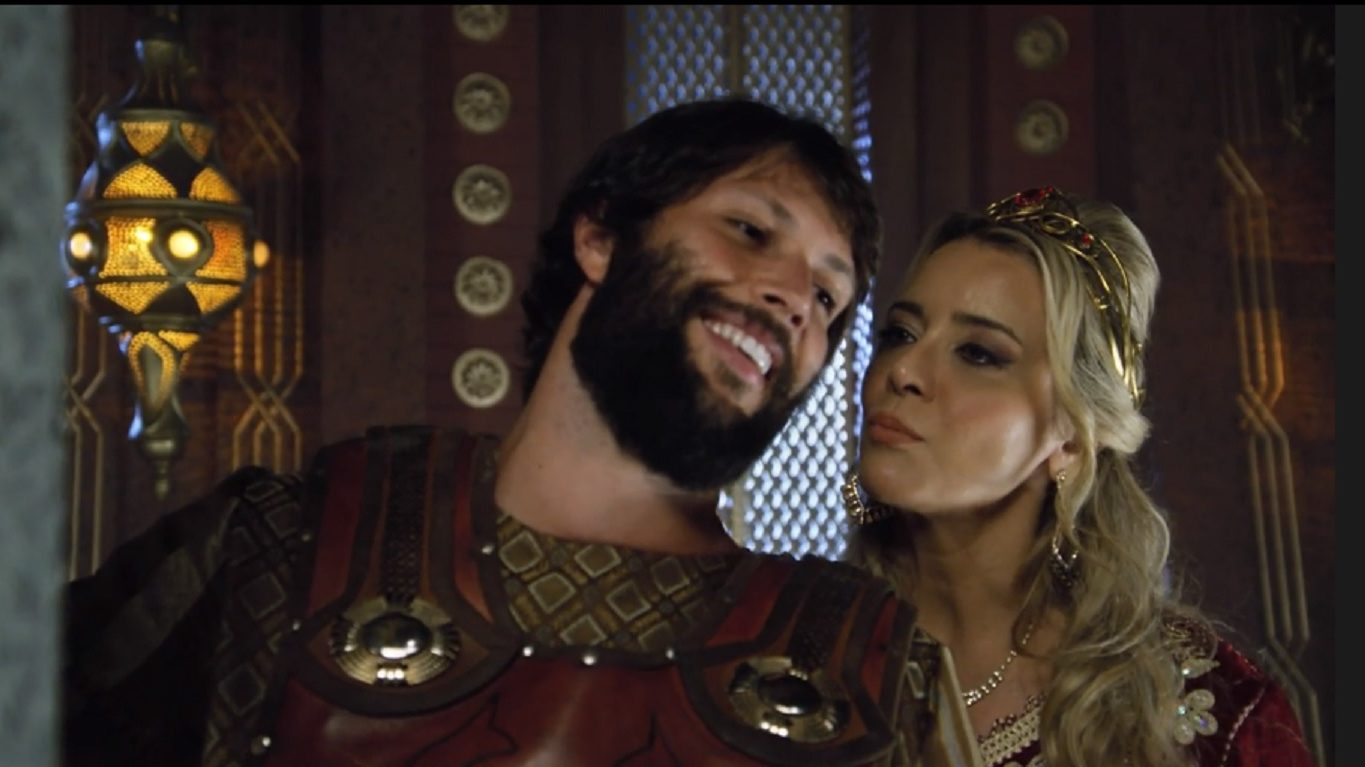 Rabe-Sáris (Gustavo Leão) e Sammu-Ramat (Christine Fernandes) em O Rico e Lázaro