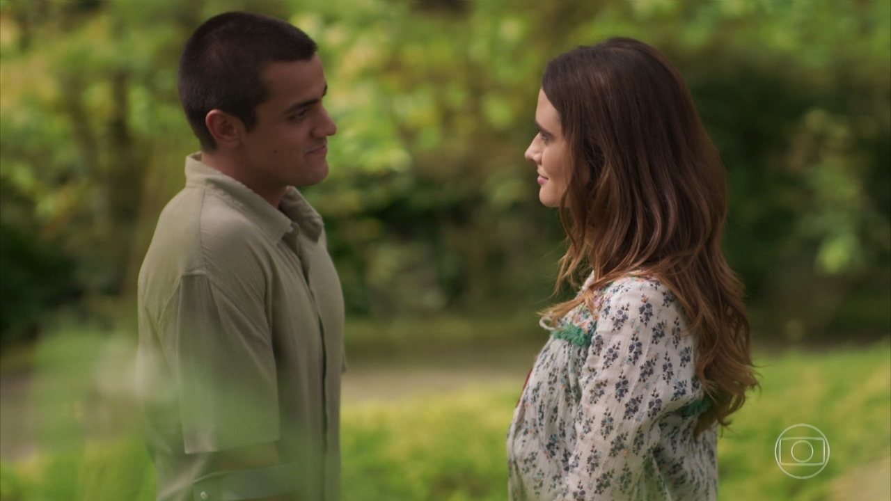 Téo (Felipe Simas) e Luna (Juliana Paiva) em Salve-se Quem Puder