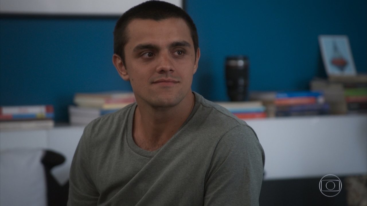 Téo (Felipe Simas) em Salve-se Quem Puder