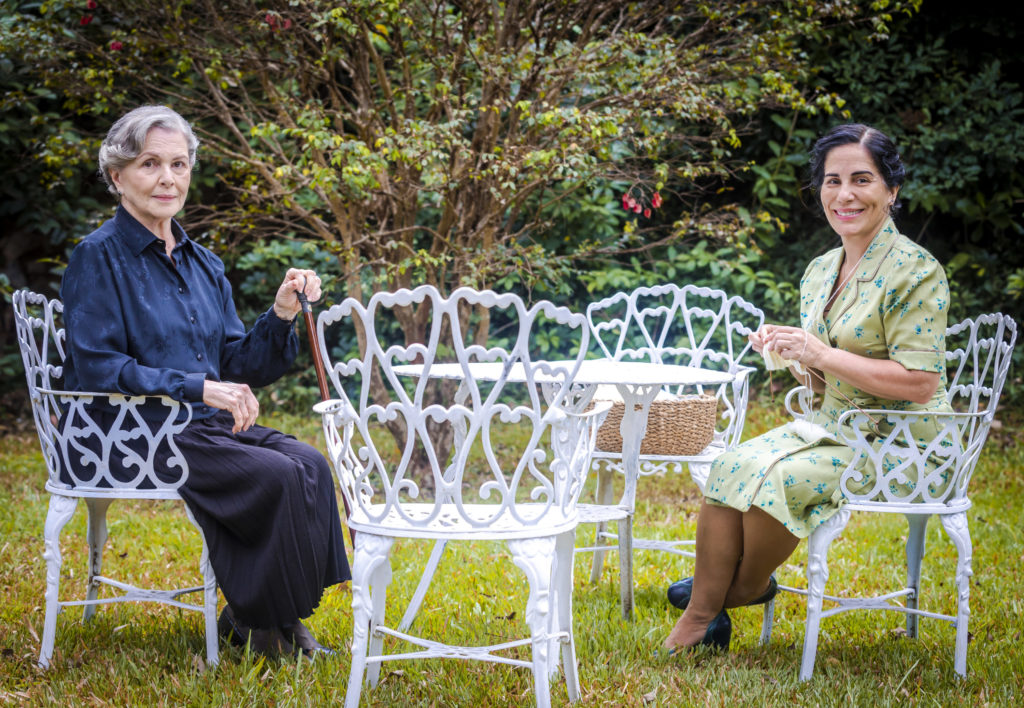 Lola (Gloria Pires) conversa com Tereza (Irene Ravache)