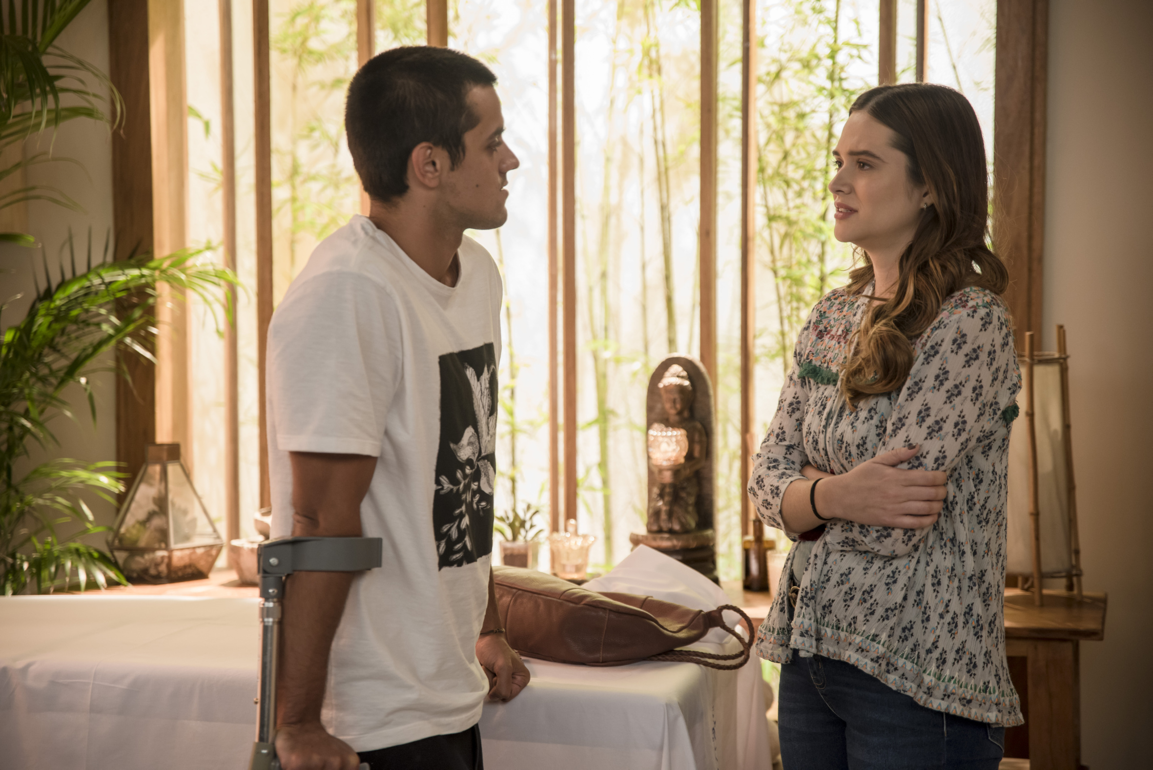 Téo (Felipe Simas) e Luna/Fiona (Juliana Paiva) de Salve-se Que Puder