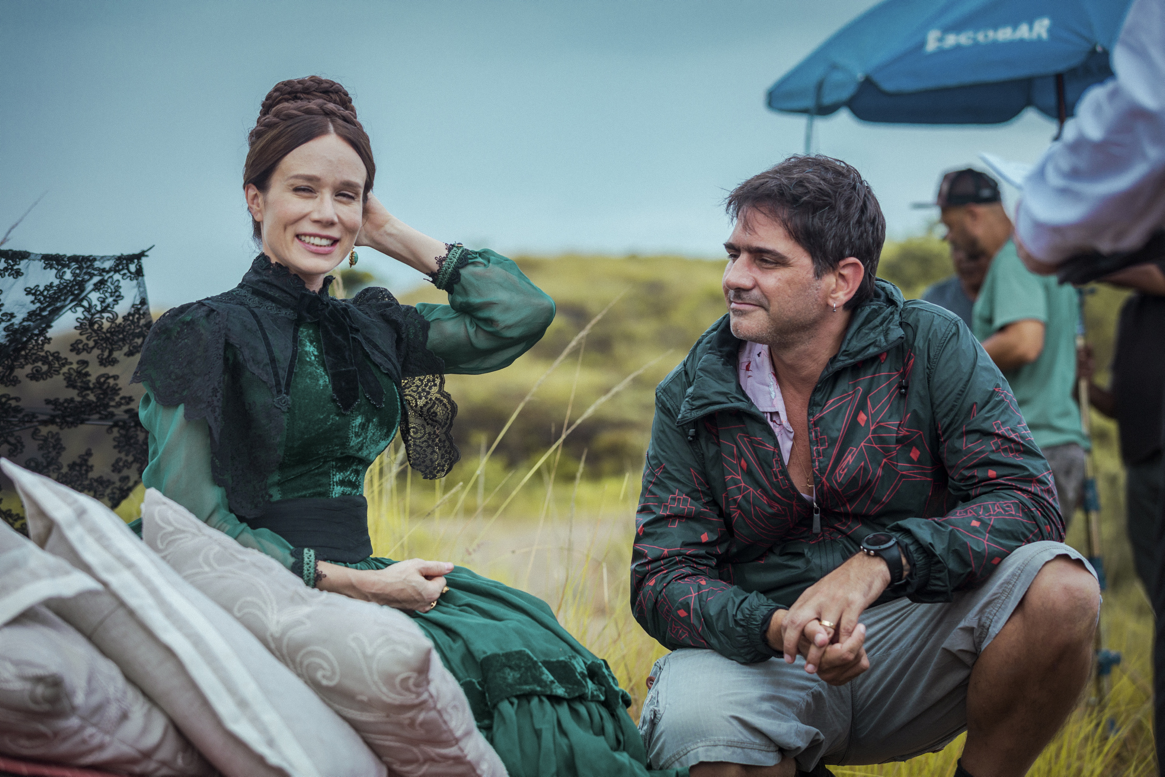 O diretor artístico Vinícius Coimbra dirige cena da personagem Luísa (Mariana Ximenes ) em Nos Tempos do Imperador (Reprodução/Globo)
