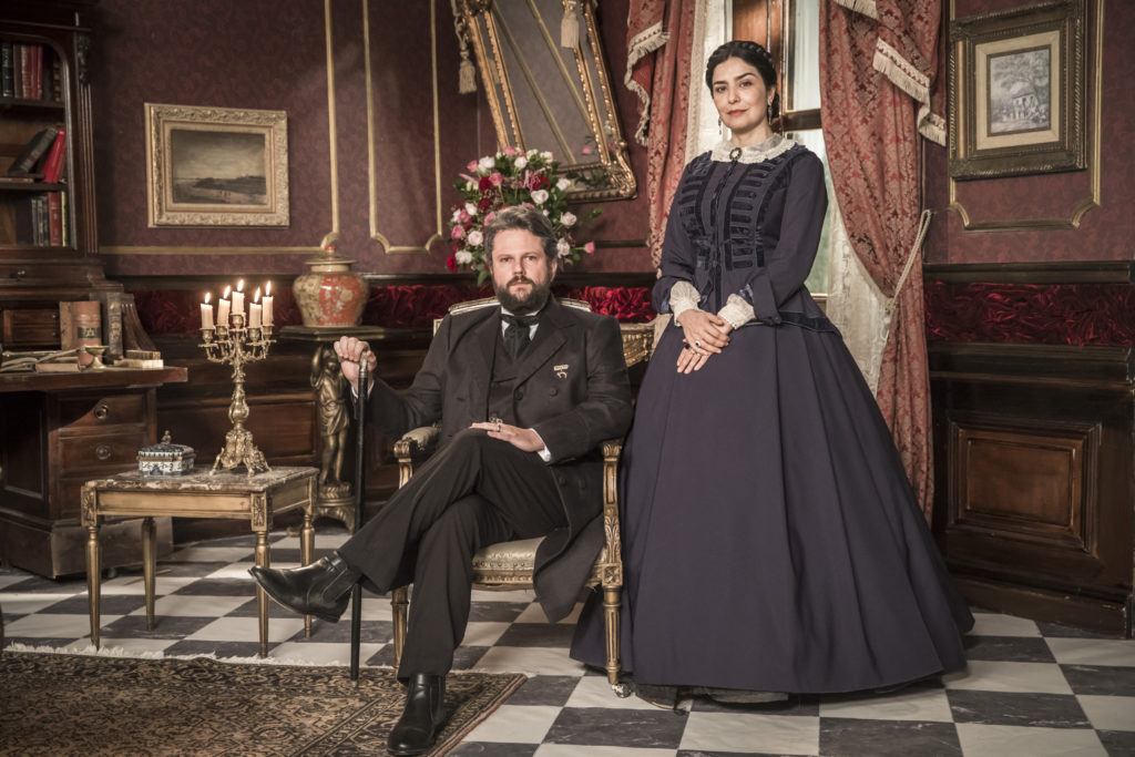 Dom Pedro II (Selton Mello) e Dona Teresa Cristina (Letícia Sabatella) em Nos Tempos do Imperador