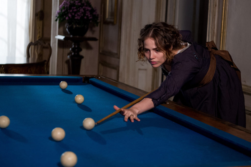 Leopoldina ( Letícia Colin ) tentando jogar bilhar.