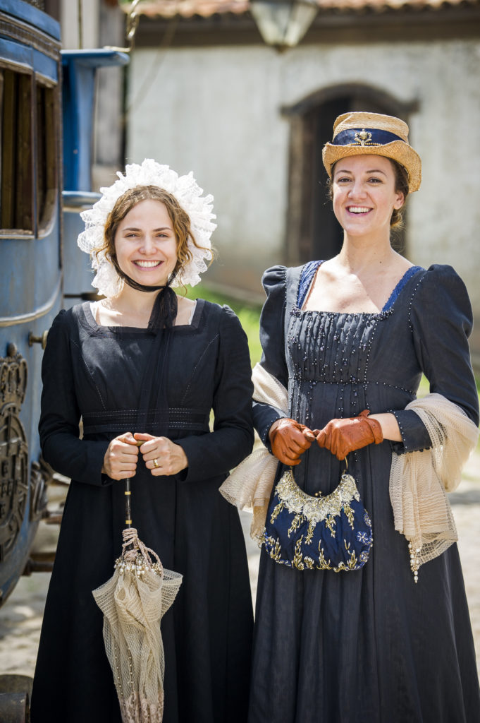 Leopoldina ( Letícia Colin ) e Lurdes ( Bia Guedes )
