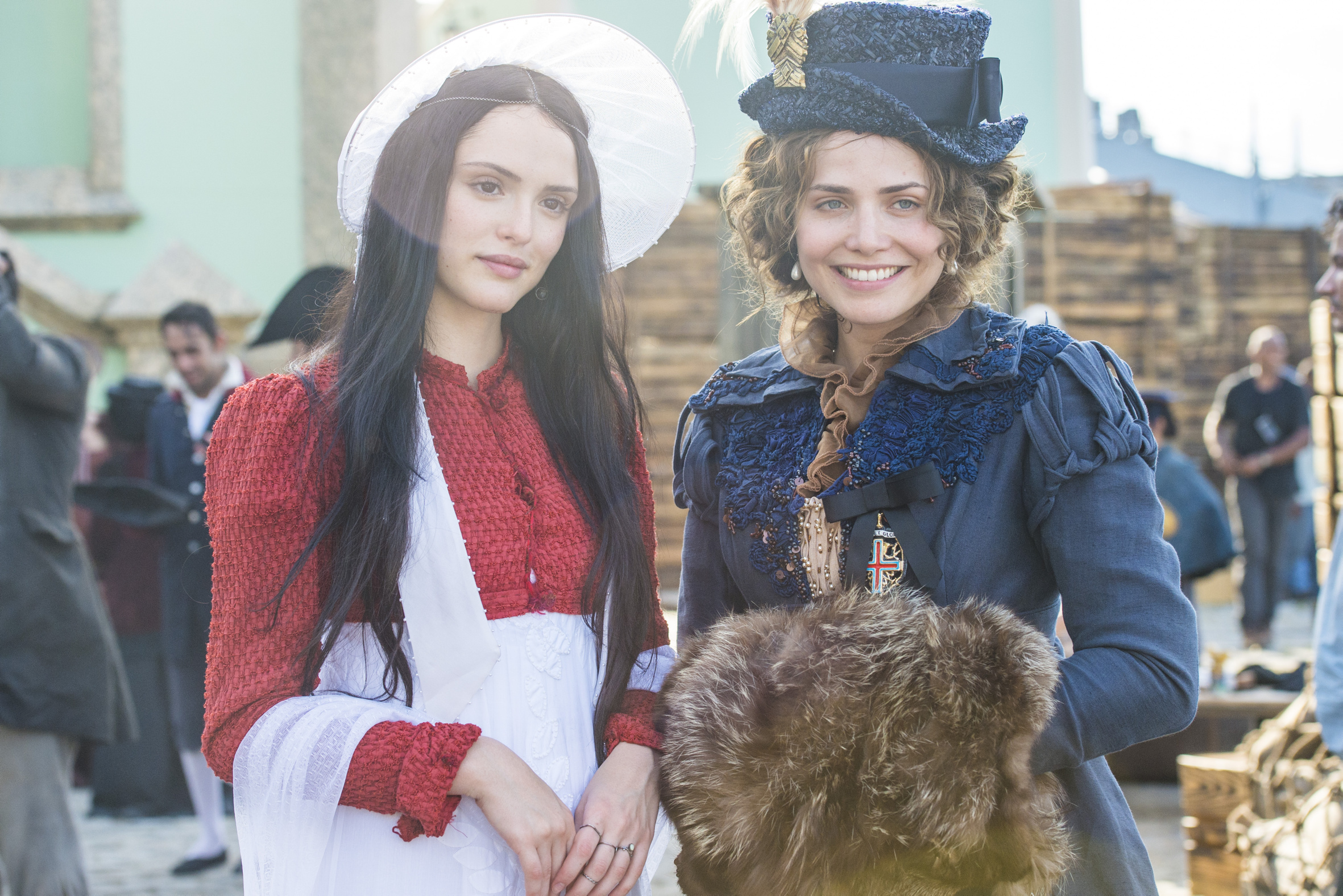 Anna ( Isabelle Drummond ) e Leopoldina ( Letícia Colin )