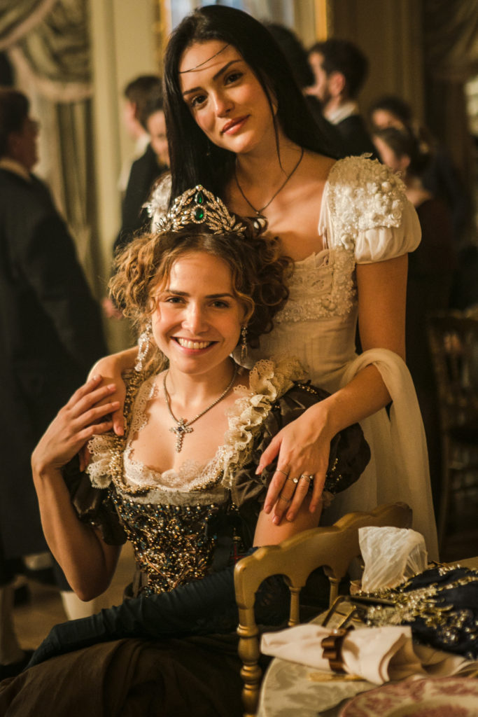 Anna ( Isabelle Drummond ) e Leopoldina ( Letícia Colin )