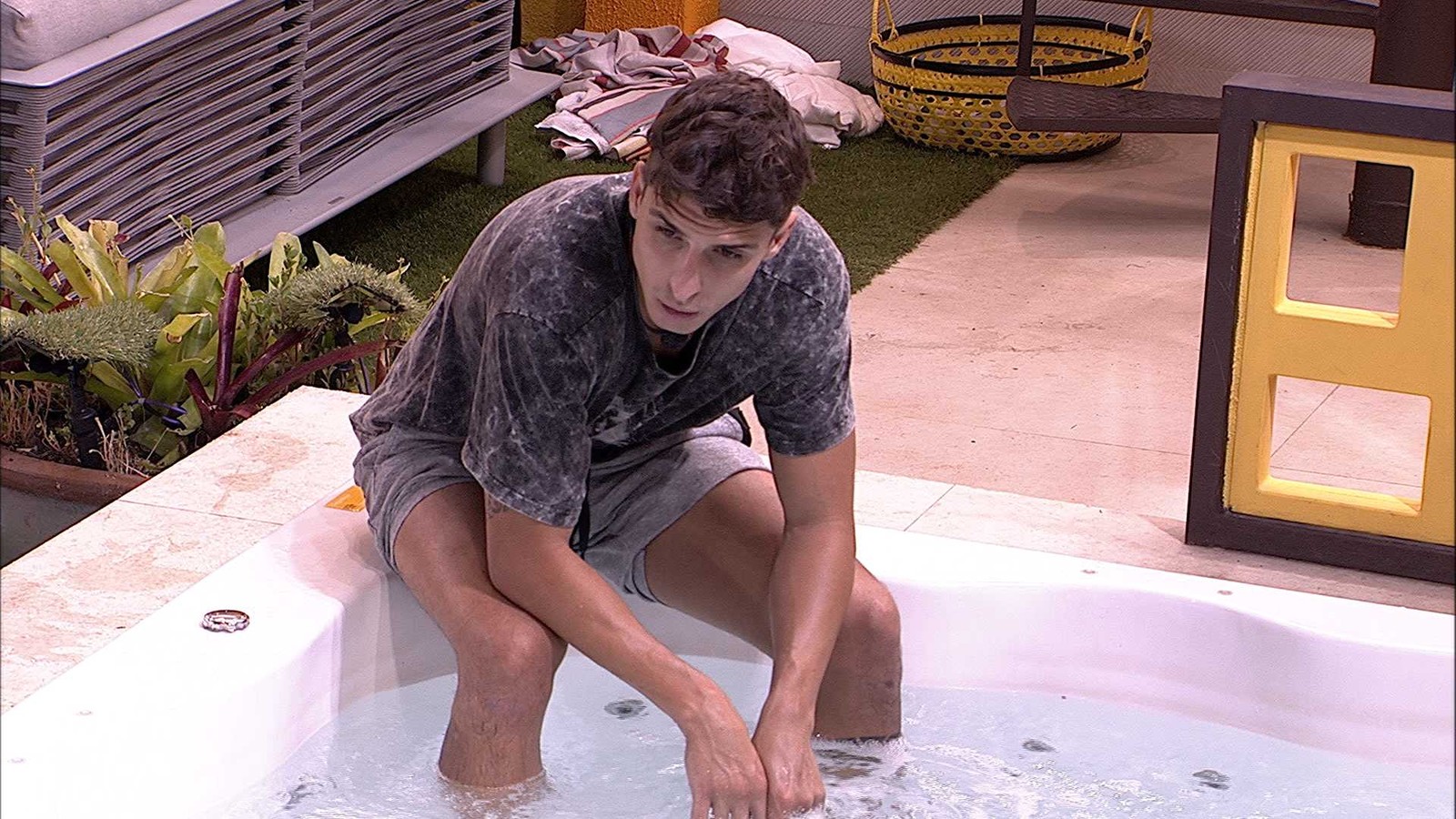 Felipe explica para Flay o próximo paredão do BBB20 (Foto: Reprodução/TVGlobo)