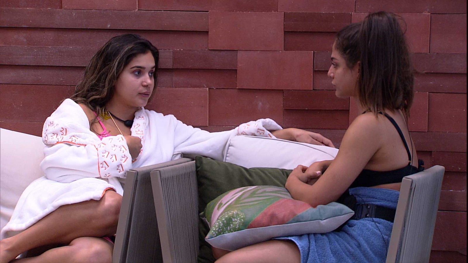 Mari tenta se resolver com Gizelly (Foto: Reprodução/TVGlobo)