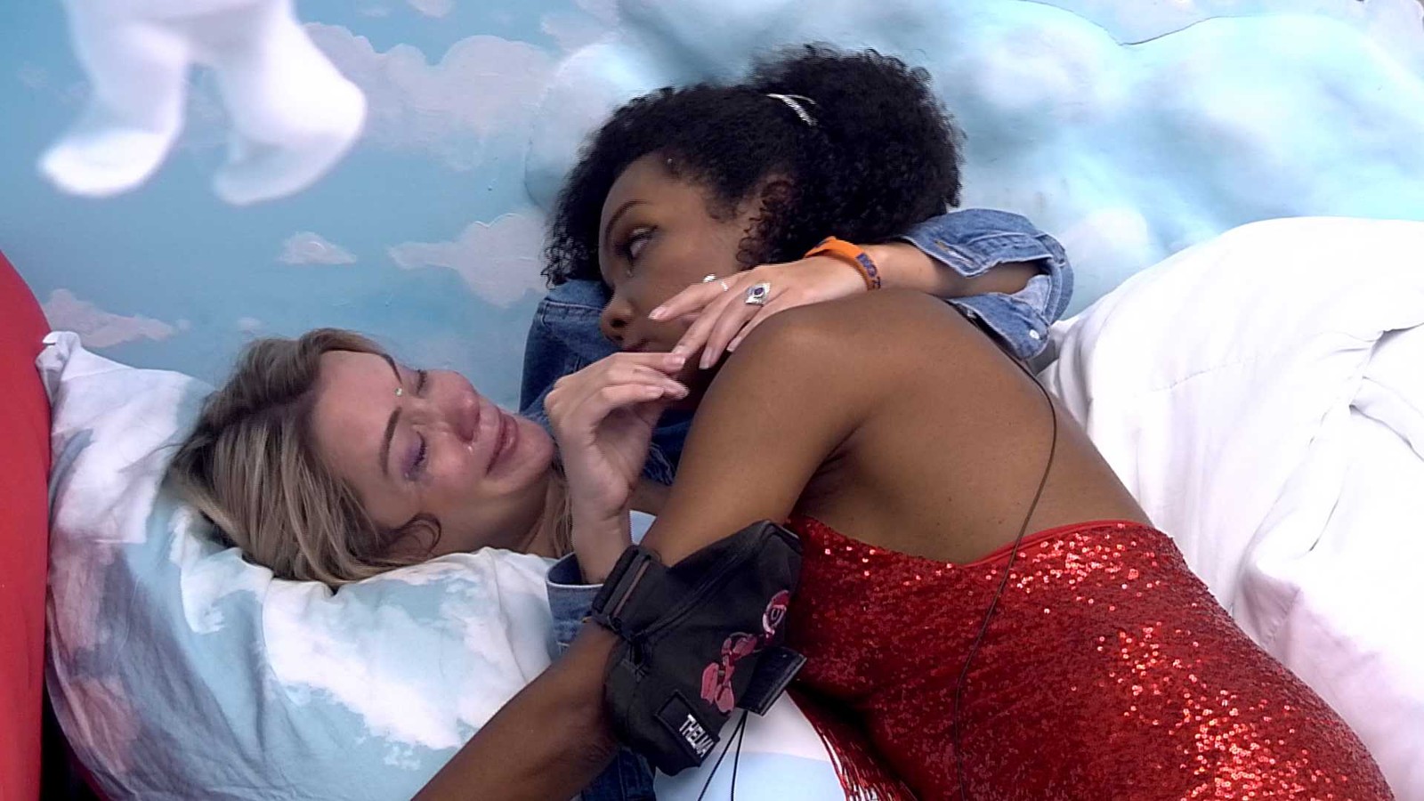 Marcela chora por eliminação de Daniel e é consolada por Thelma (Foto: Reprodução/TVGlobo)