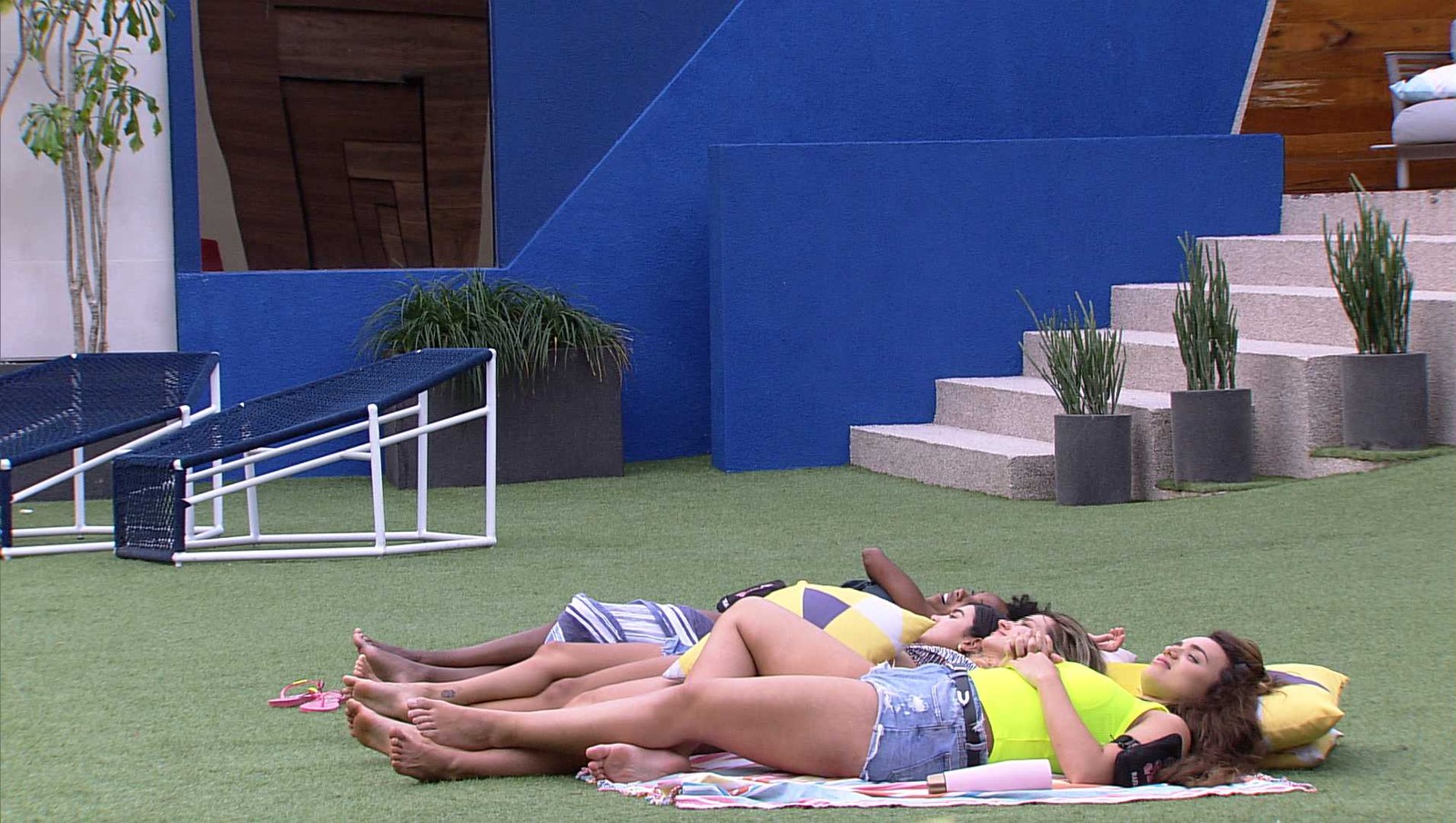 Sisters deitadas no gramado do BBB20 (Foto: Reprodução/TVGlobo)