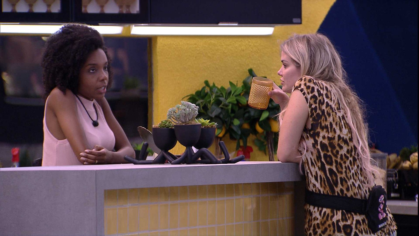 Thelma e Marcela conversam na Xepa do BBB20 (Foto: Reprodução/TVGlobo)