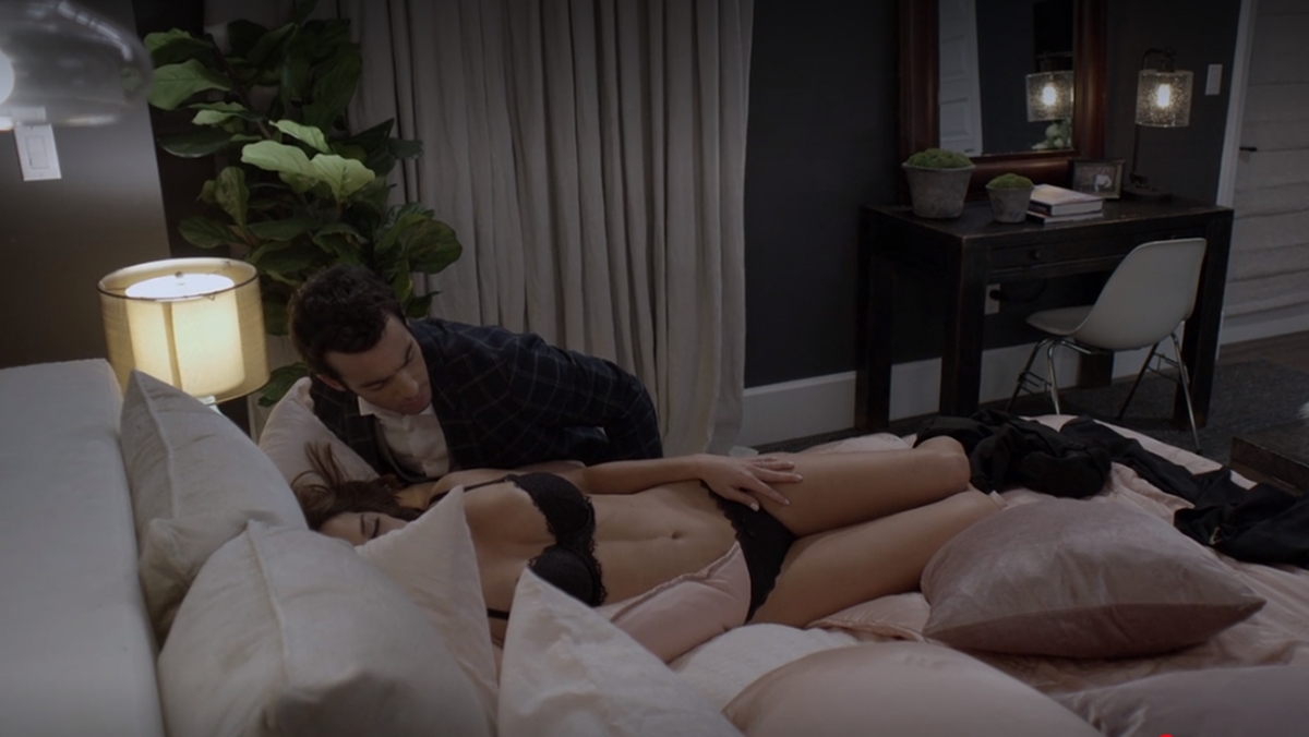 Ricardo sente desejo por Marcela (Reprodução: Netflix)
