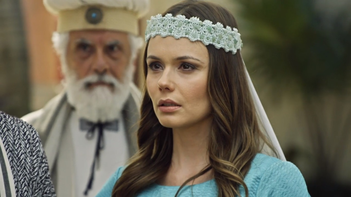 Graziela Schmitt como Dana em O Rico e Lázaro (Reprodução / PlayPlus)