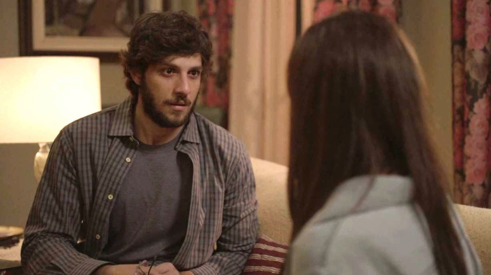 Danilo (Chay Suede) e Thelma (Adriana Esteves) em cena de Amor de Mãe (Reprodução/Globo)