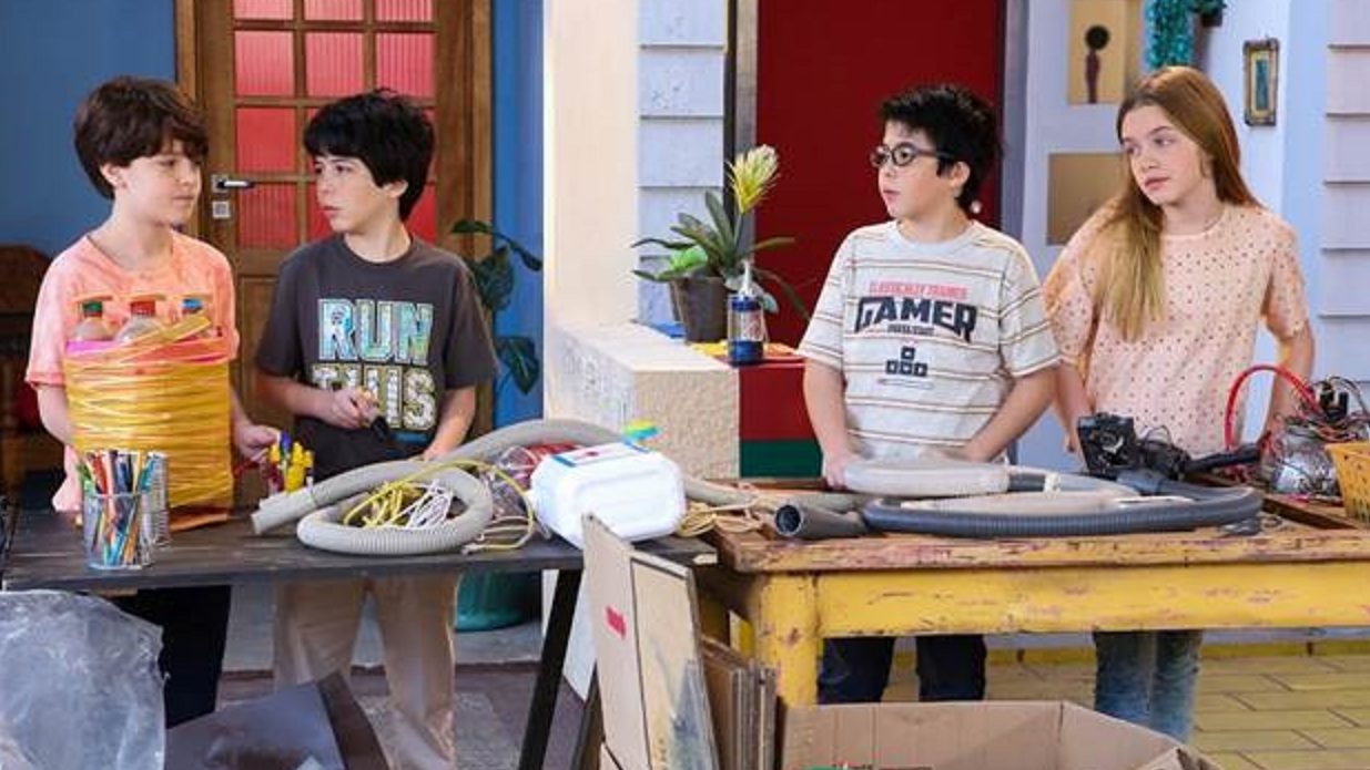 Amigos se juntam para ajudar Mário (Theo Medon) em As Aventuras de Poliana