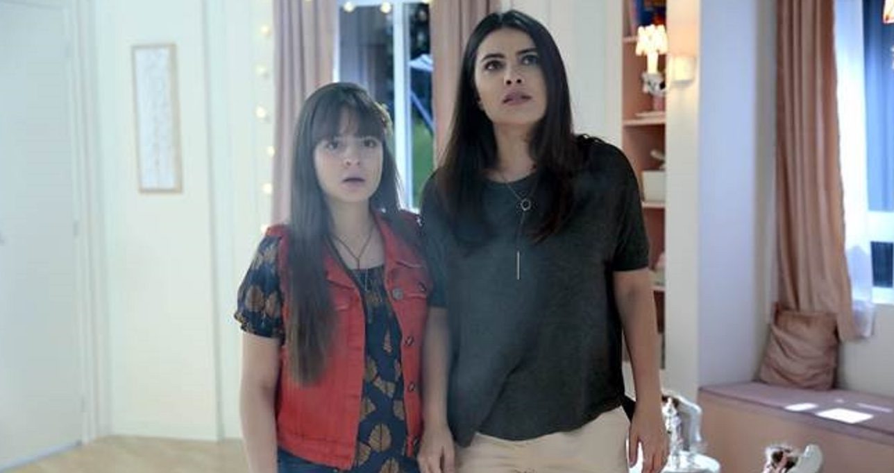 Poliana (Sophia Valverde) e Luísa (Thaís Melchior) entram no quarto de Stella em As Aventuras de Poliana