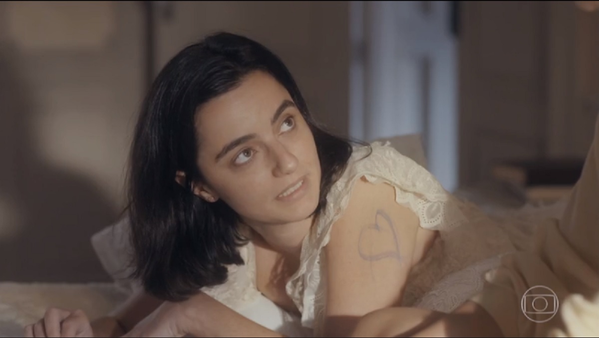 Julia Stockler como Justina de Éramos Seis