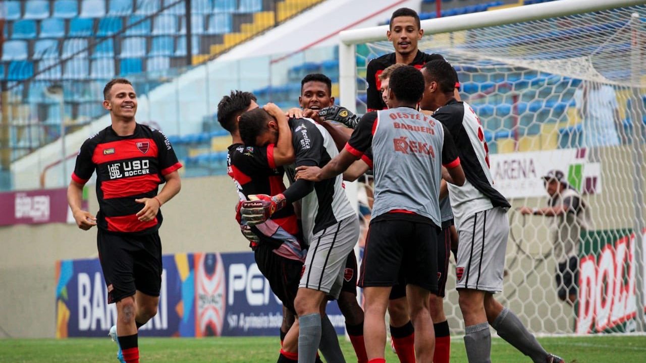 Jogadores do Oeste Futebol Clube em campo (Divulgação)