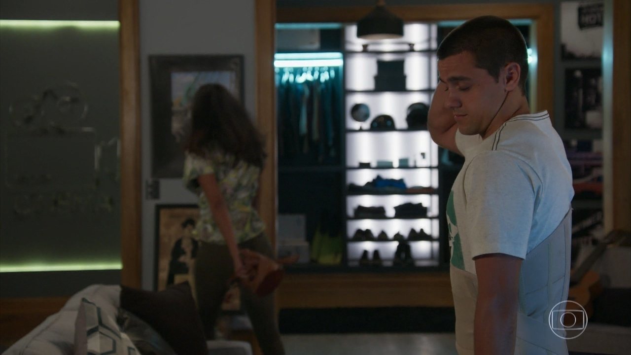 Úrsula (Aline Dias) e Téo (Felipe Simas) em Salve-se Quem Puder