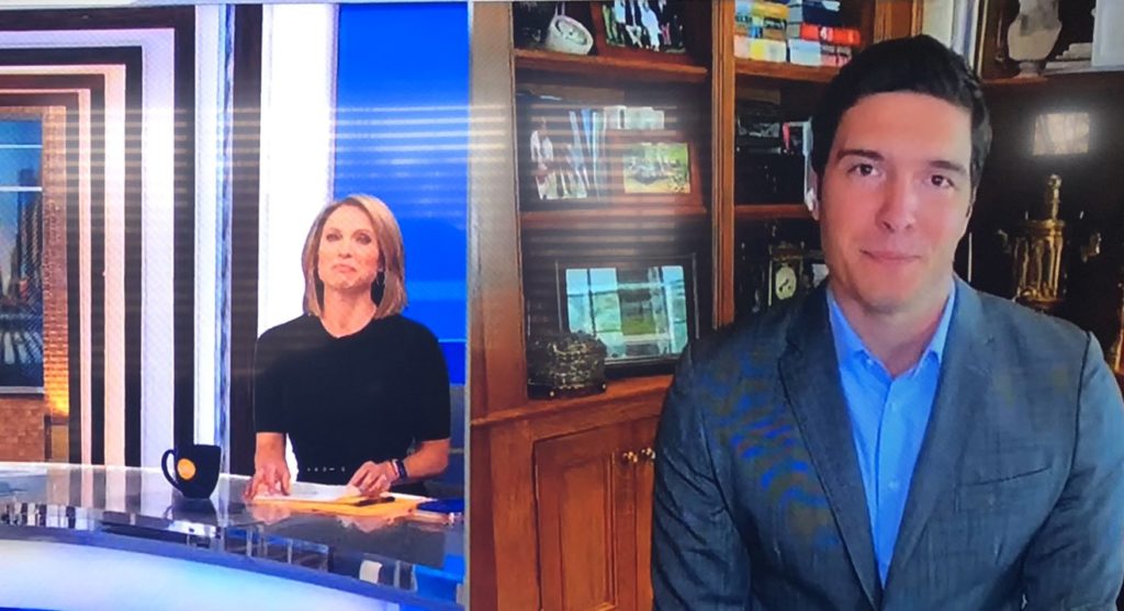 Amy Robach não esconde reação ao perceber o repórter Will Reeve sem calças durante passagem para a ABC