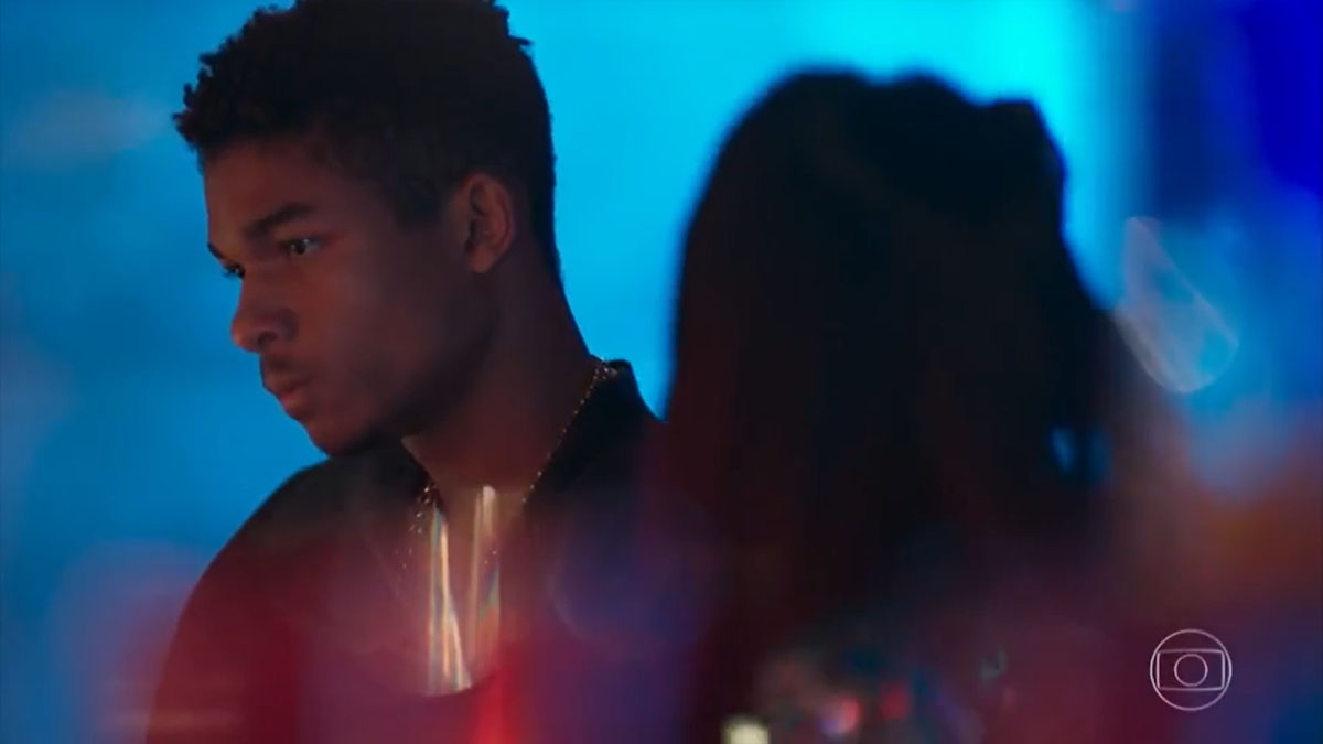 Anderson (Juan Paiva) e Tina (Ana Hikari) em Malhação
