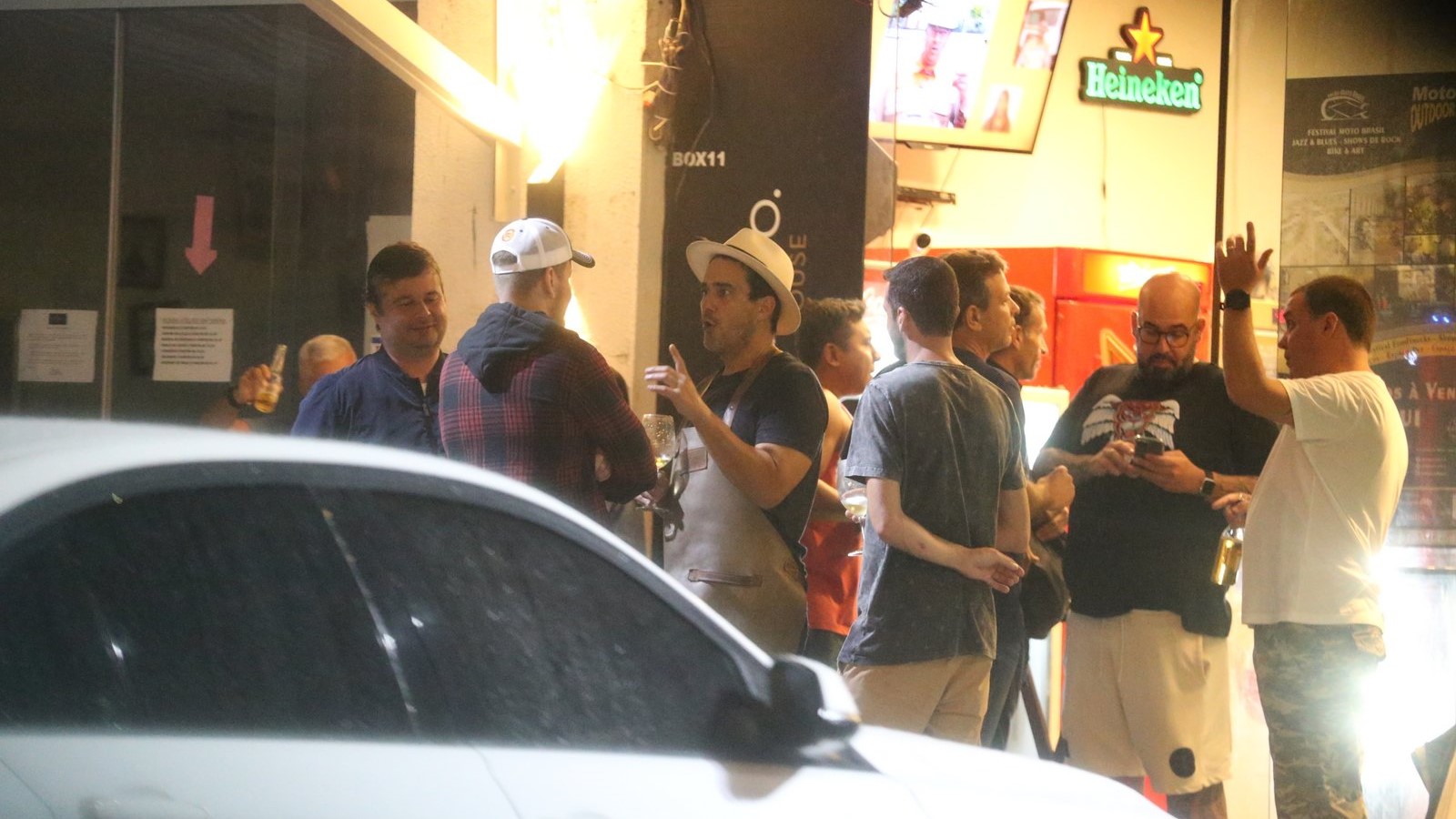 André Marques curte a noite com amigos no Rio de Janeiro