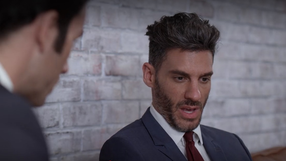 Armando fica em choque com a crise de pânico de Betty (Reprodução: Netflix)