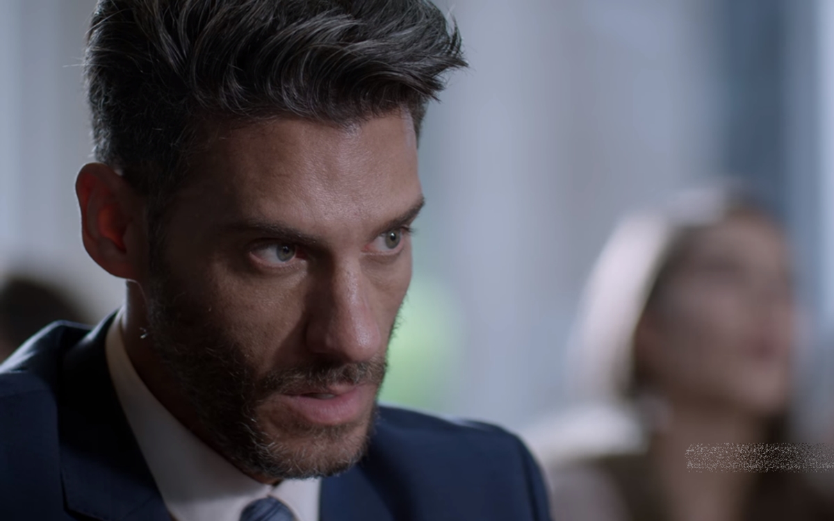 Armando leva sermão de dona Júlia (Reprodução: Netflix)