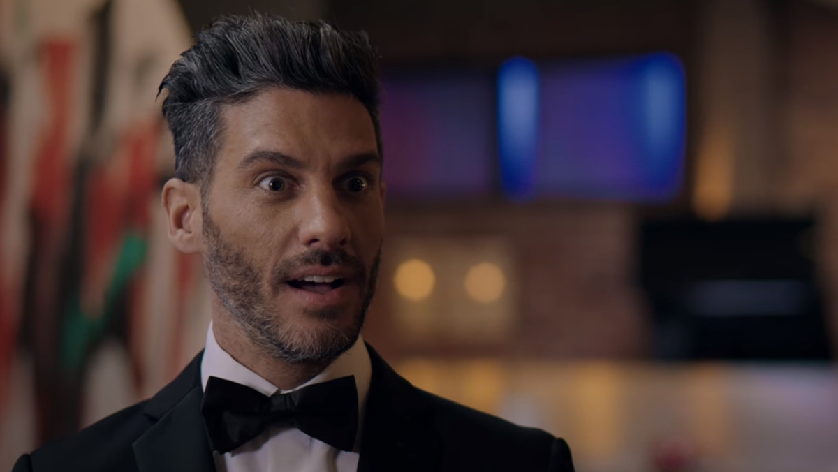 Armando recebe informação e fica em choque (Reprodução: Netflix)