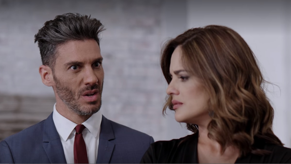 Armando sente ciúme de Betty (Reprodução: Netflix)