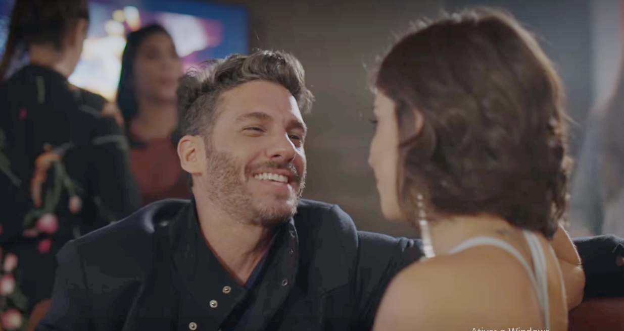 Armando vive dia de esbórnia em Betty a feia em NY (Reprodução: Netflix)