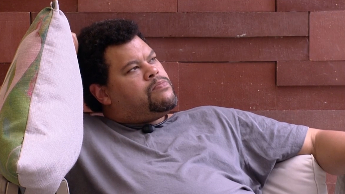Babu Santana com almofada do BBB20