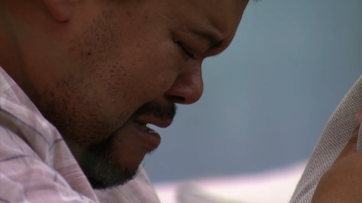 Babu Santana chora após voltar do paredão no BBB20