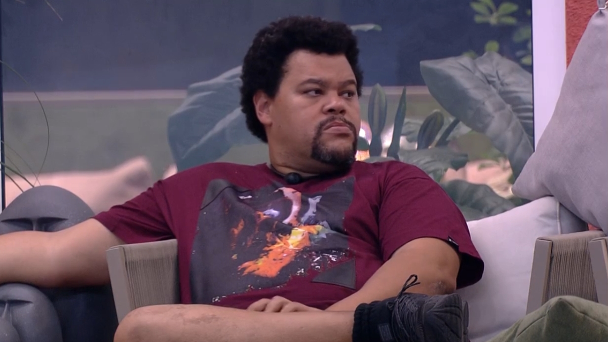 Babu Santana na varanda da casa do BBB20