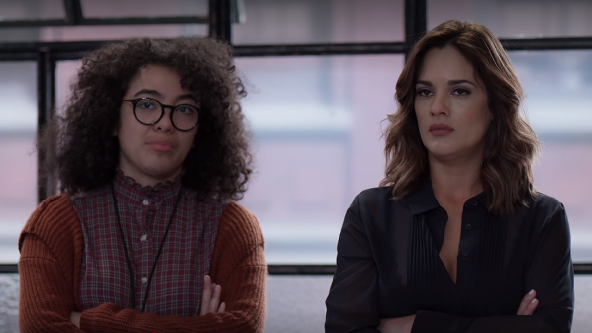 Betty e Marcela colocam Armando contra a parede (Reprodução: Netflix)