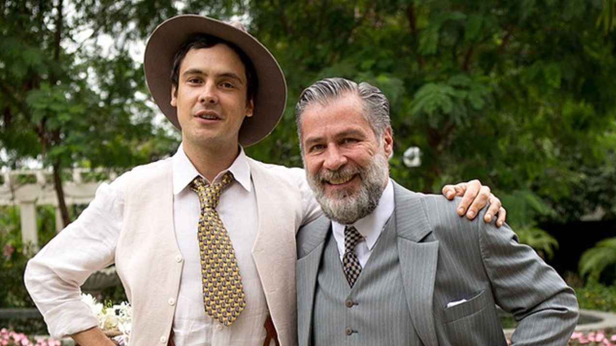 Candinho (Sérgio Guizé) e Ernani (Leopoldo Pacheco) em Êta Mundo Bom