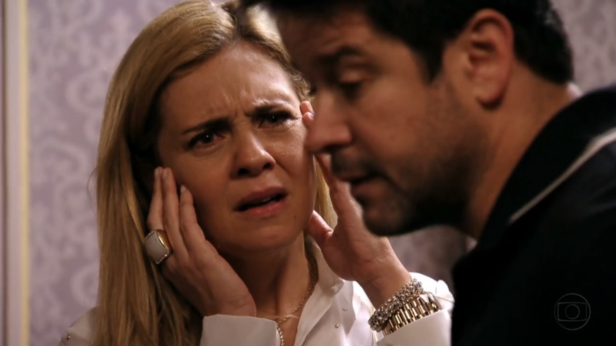 Carminha (Adriana Esteves) e Tufão (Murilo Benício) de Avenida Brasil