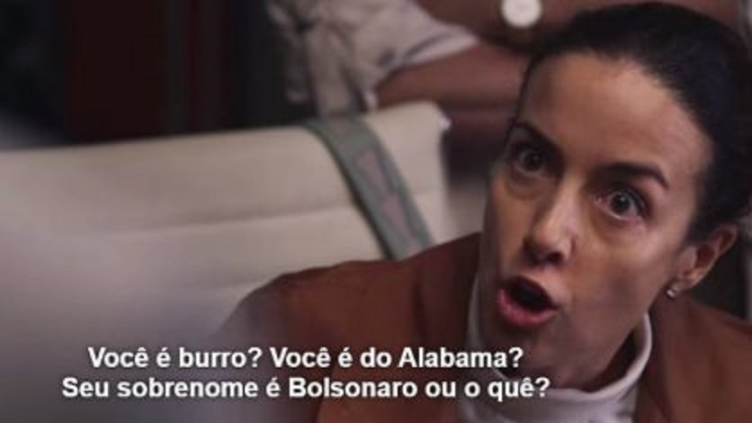 Cena de La Casa de Las flores com referência a Bolsonaro