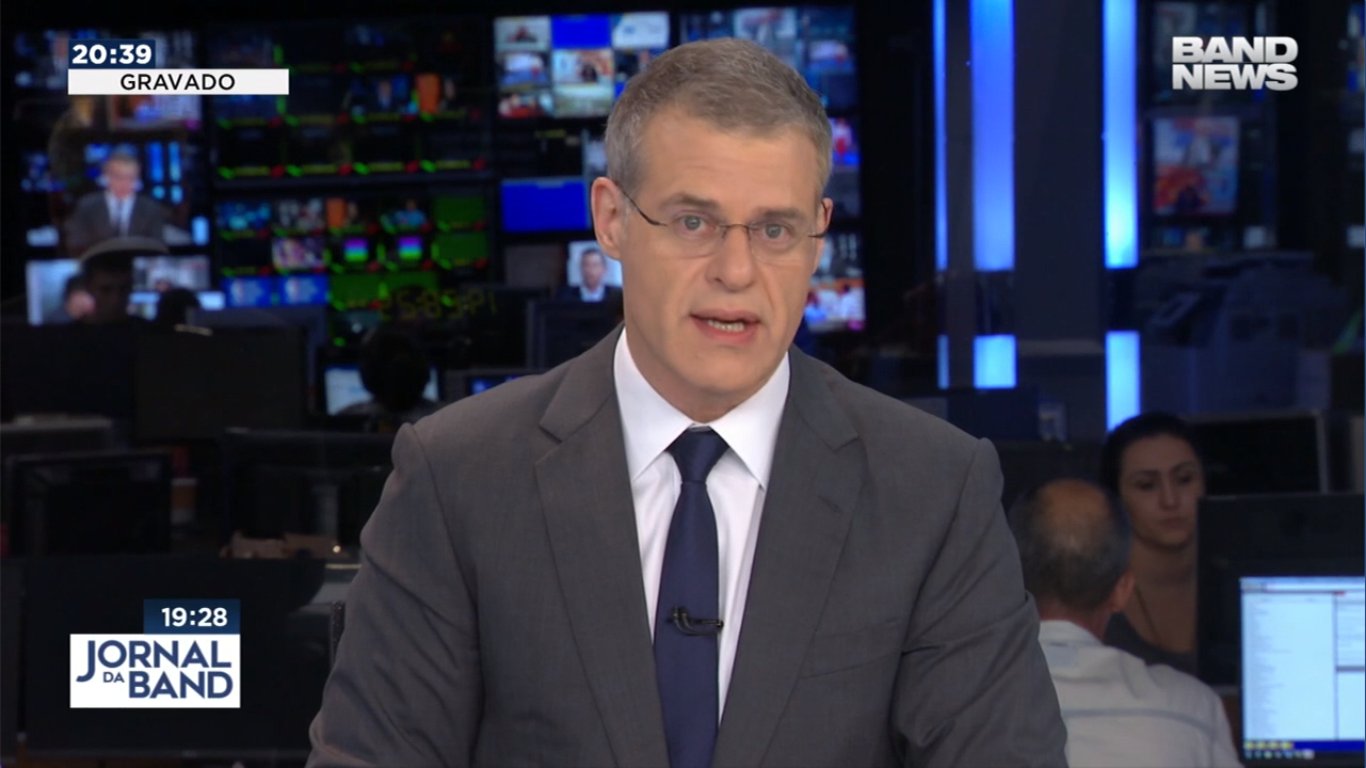 Eduardo Oinegue é âncora do Jornal da Band (Reprodução: Band)