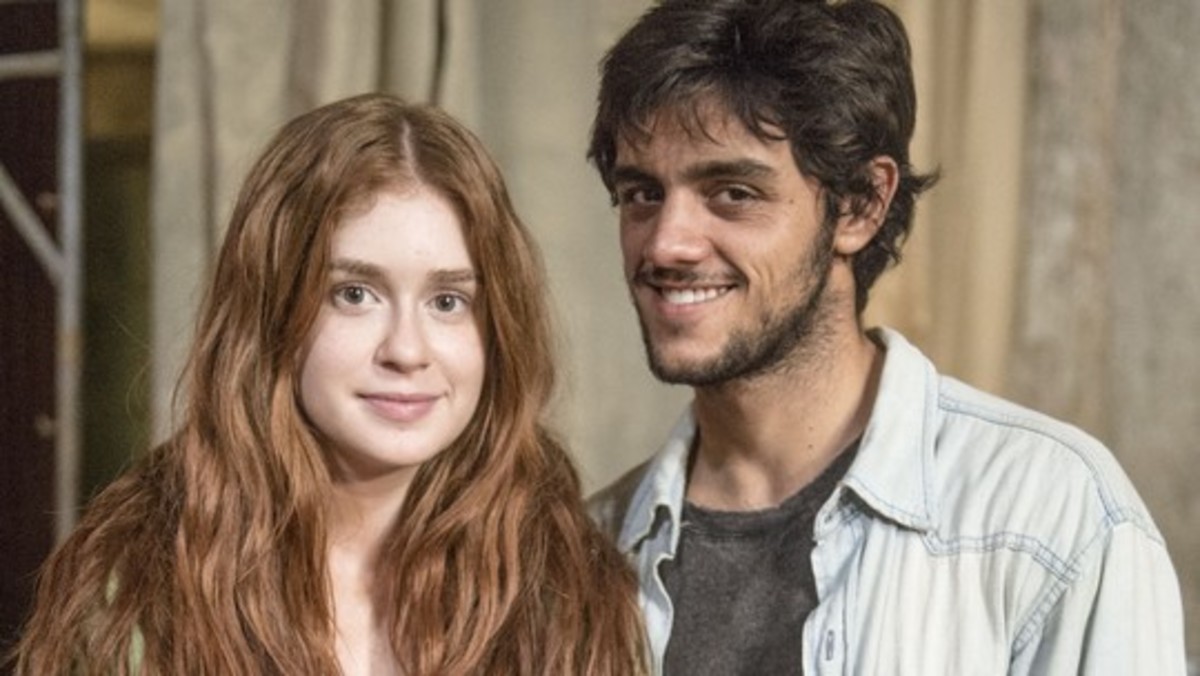 Eliza (Marina Ruy Barbosa) e Jonatas (Felipe Simas) de Totalmente Demais