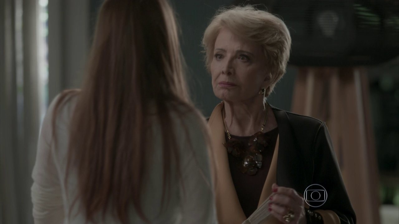 Eliza (Marina Ruy Barbosa) e Stelinha (Glória Menezes) em Totalmente Demais